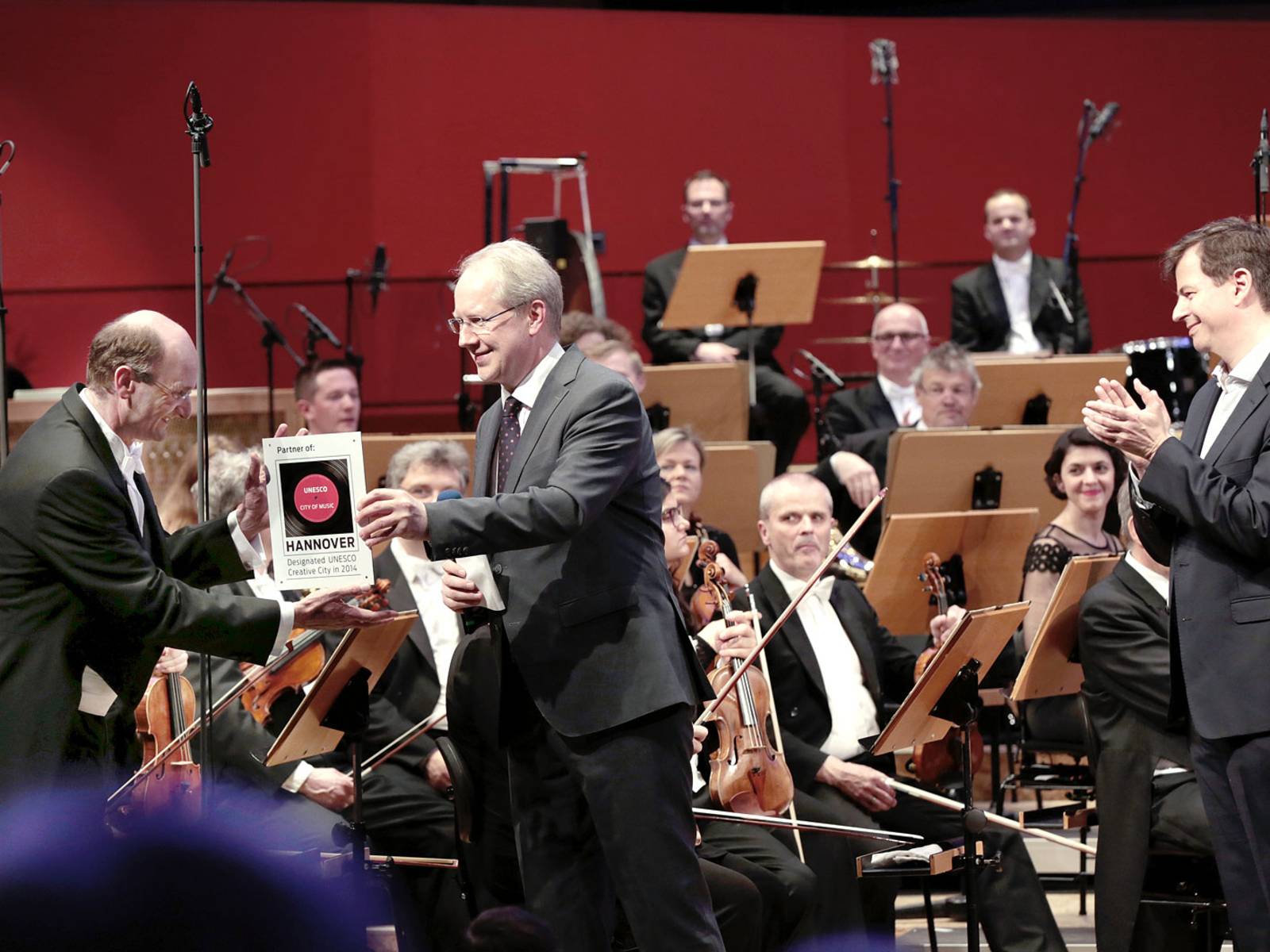 Chefdirigent Andrew Manze bekommt die Plakette "Partner UNESCO City of Music" von Oberbürgermeister Stefan Schostok überreicht.